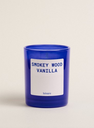 leisure-swieca-zapachowa-moments-smokey-wood-vanilla-210g-001.jpg